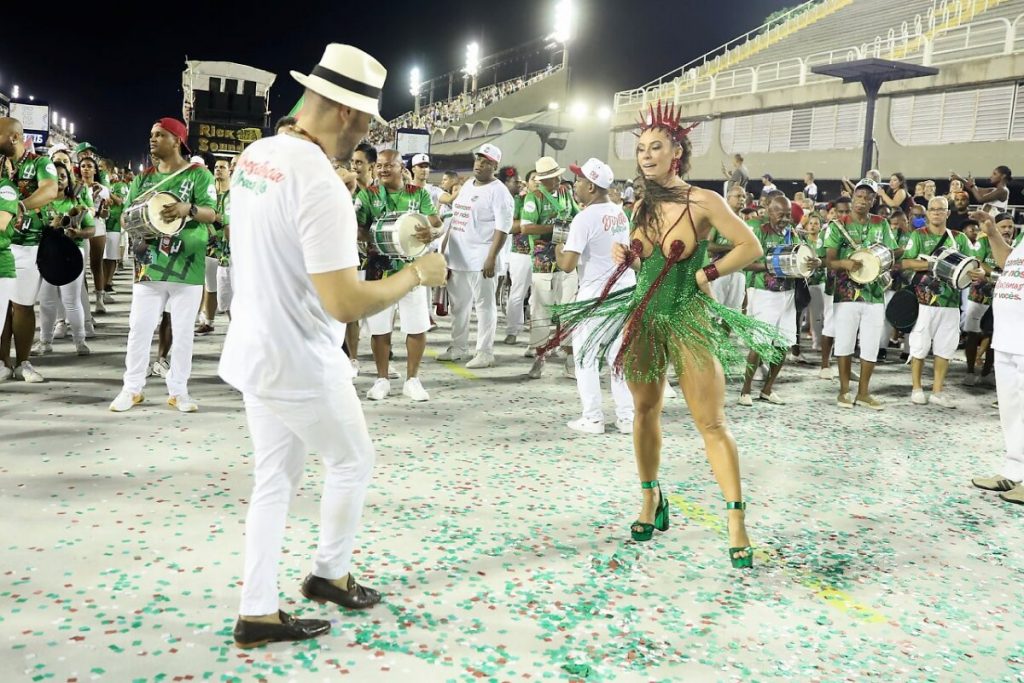 Diogo Nogueira sambando com Paolla na Sapucaí