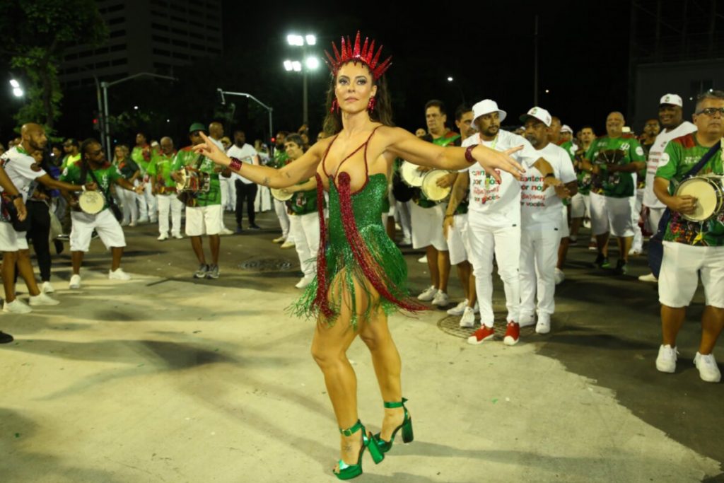 Paolla Oliveira no ensaio da Sapucaí
