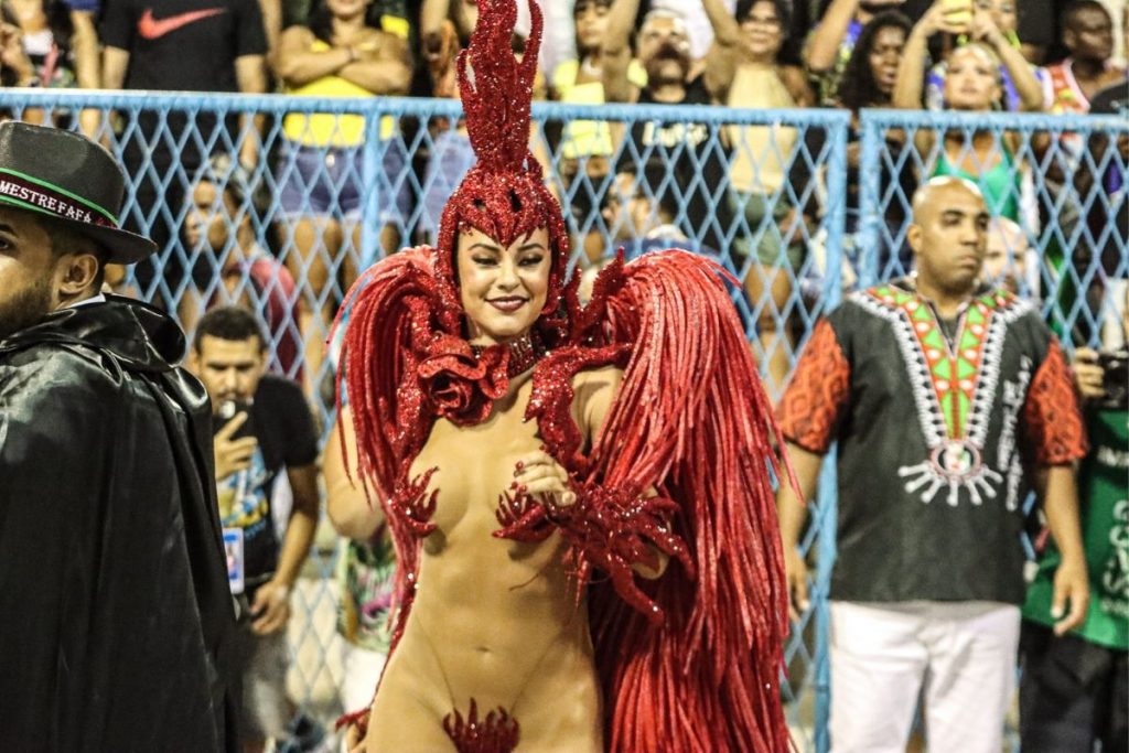 Paolla Oliveira esbanja corpão em desfile de Carnaval