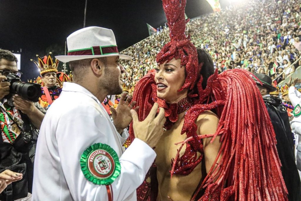 Paolla Oliveira e Diogo Nogueira esbanjaram carinho na avenida