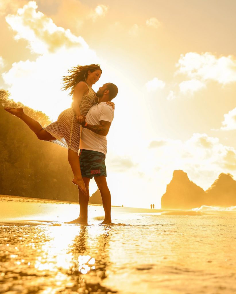 Paolla Oliveira e Diogo Nogueira posando para foto na praia 