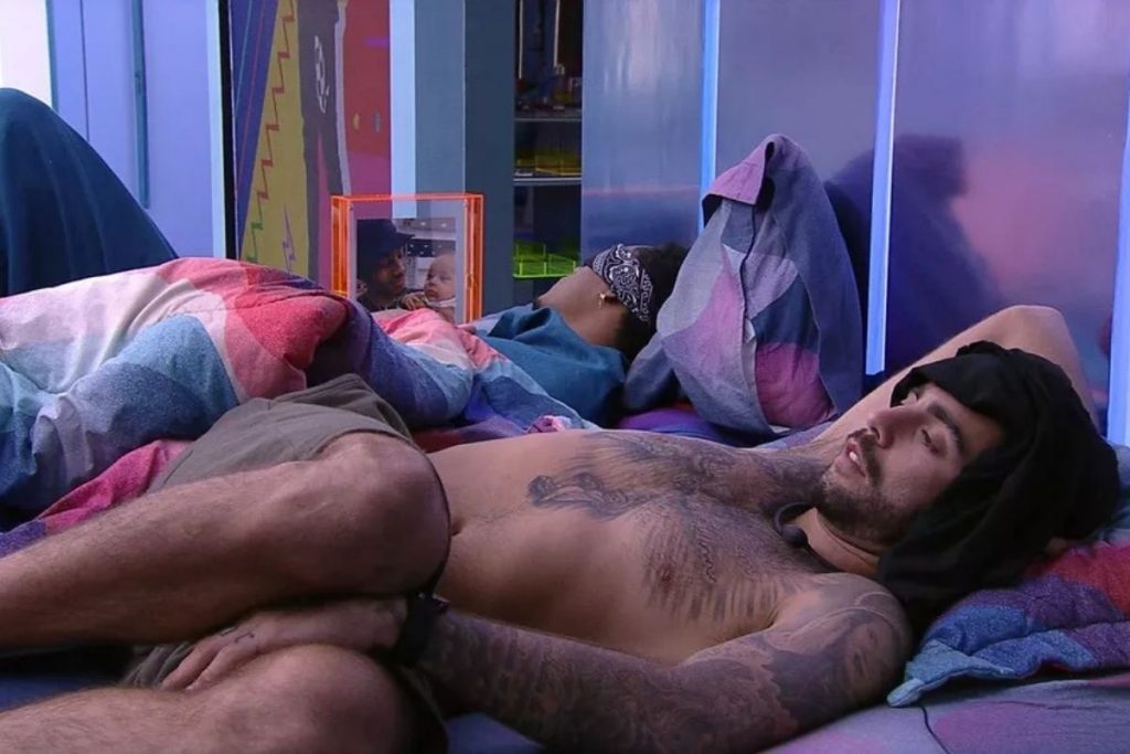 Paulo André e Pedro Scooby conversam no Quarto do Líder