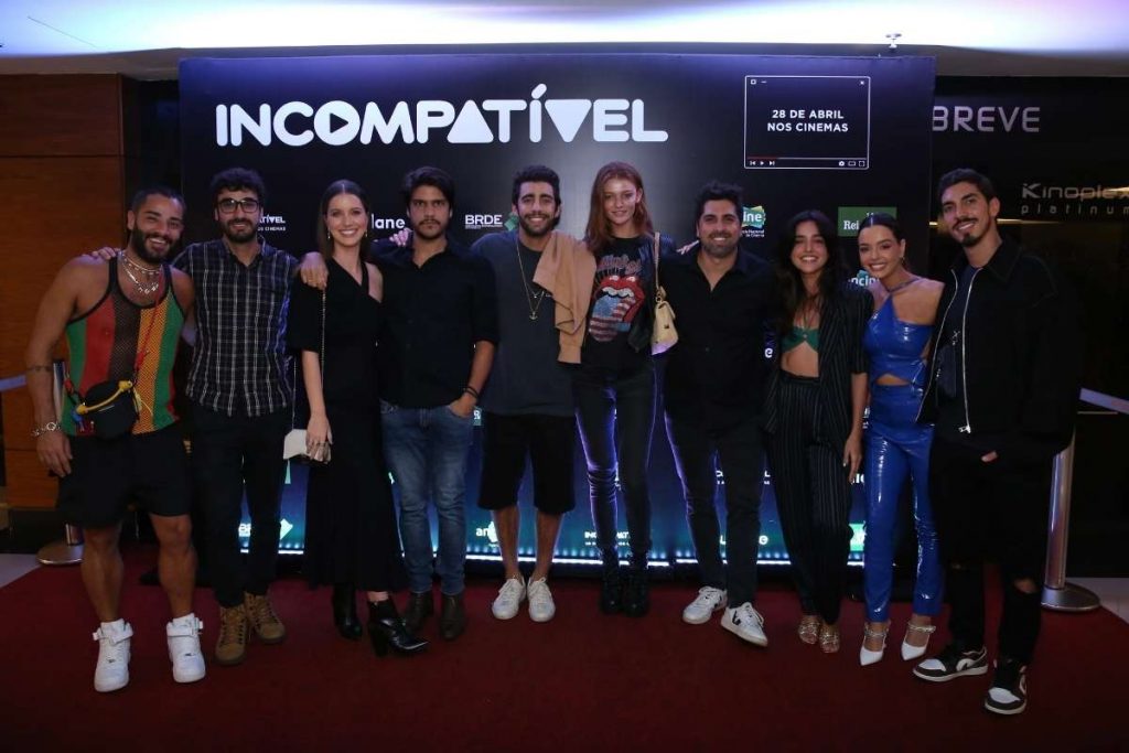 Incompatível posa para fotos na pré-estreia carioca. Foto: Roberto Filho/ Brazil News