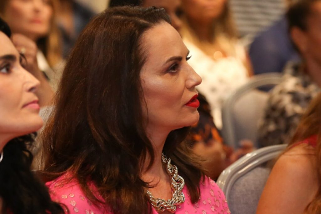 Luiza Brunet assistindo palestra