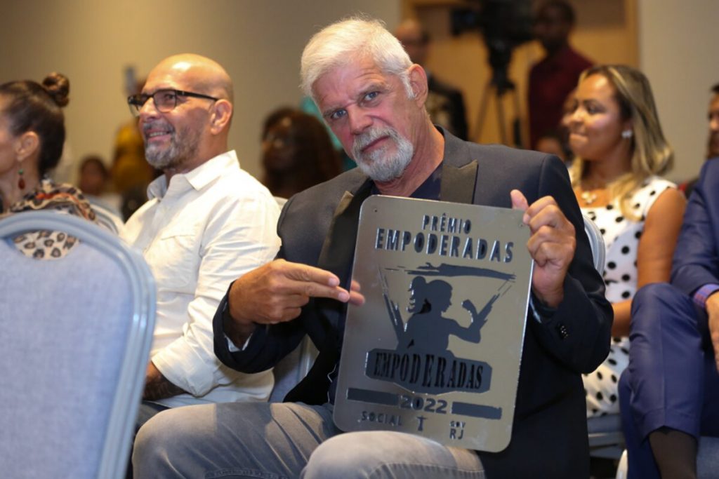 Raul Gazzola exibindo Prêmio Empoderadas