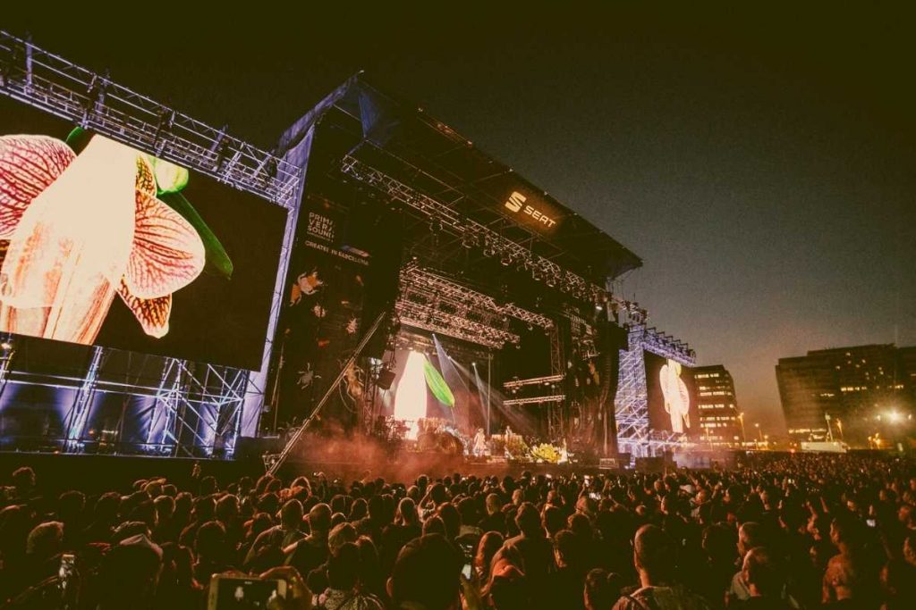 público assistindo a show no primavera sound em barcelona