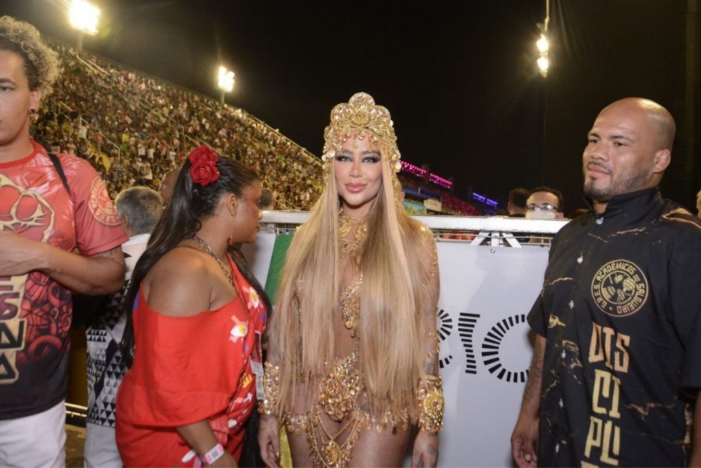 Rafaella Santos ostenta fantasia luxuosa para desfile