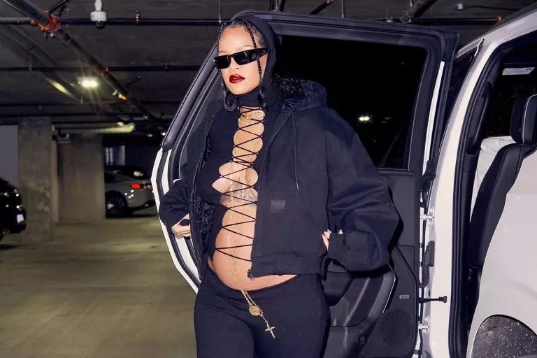 Rihanna usa e abusa dos looks sensuais