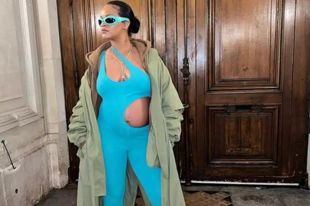 Rihanna exibe o barrigão de grávida