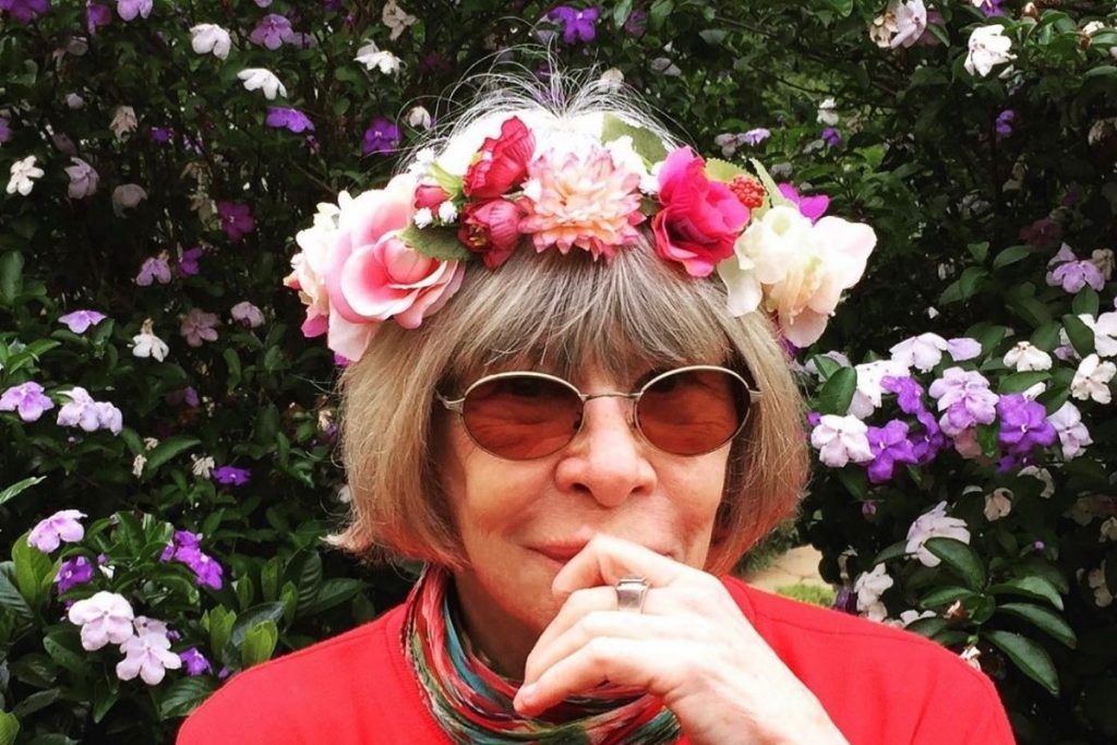 Rita Lee em selfie, usando um coroa de flores na cabeça