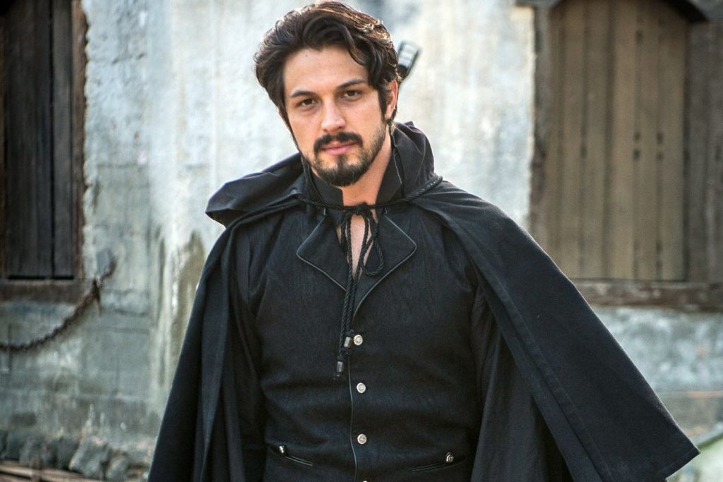 rômulo estrela posando como chalaça em novo mundo