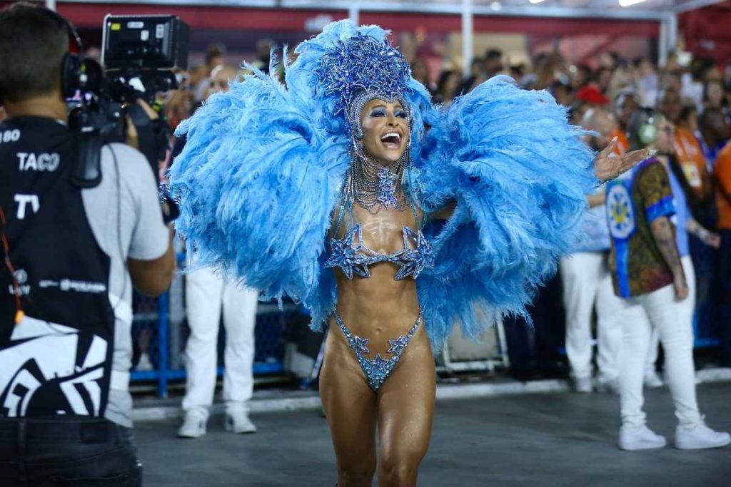 sabrina sato desfilando pela unidos de vila isabel