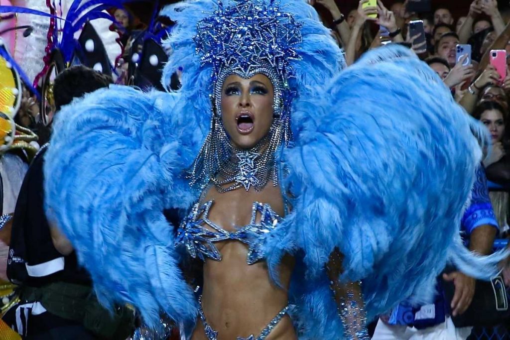 sabrina sato desfilando pela unidos de vila isabel