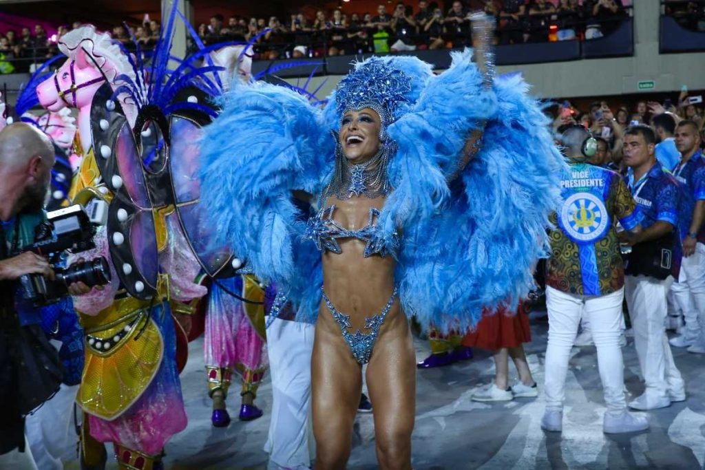 sabrina sato desfilando pela unidos de vila isabel