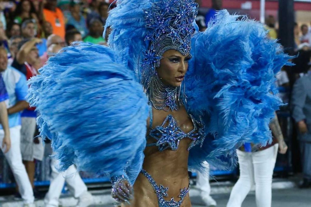 sabrina sato desfilando pela unidos de vila isabel