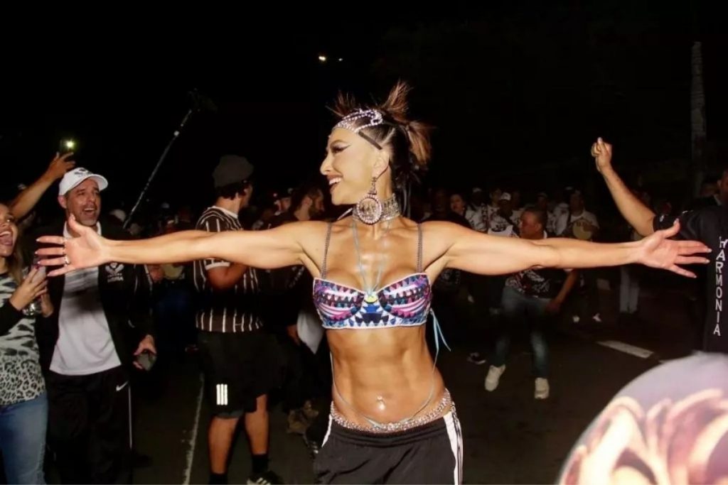 Sabrina Sato durante ensaio da Gaviões da Fiel