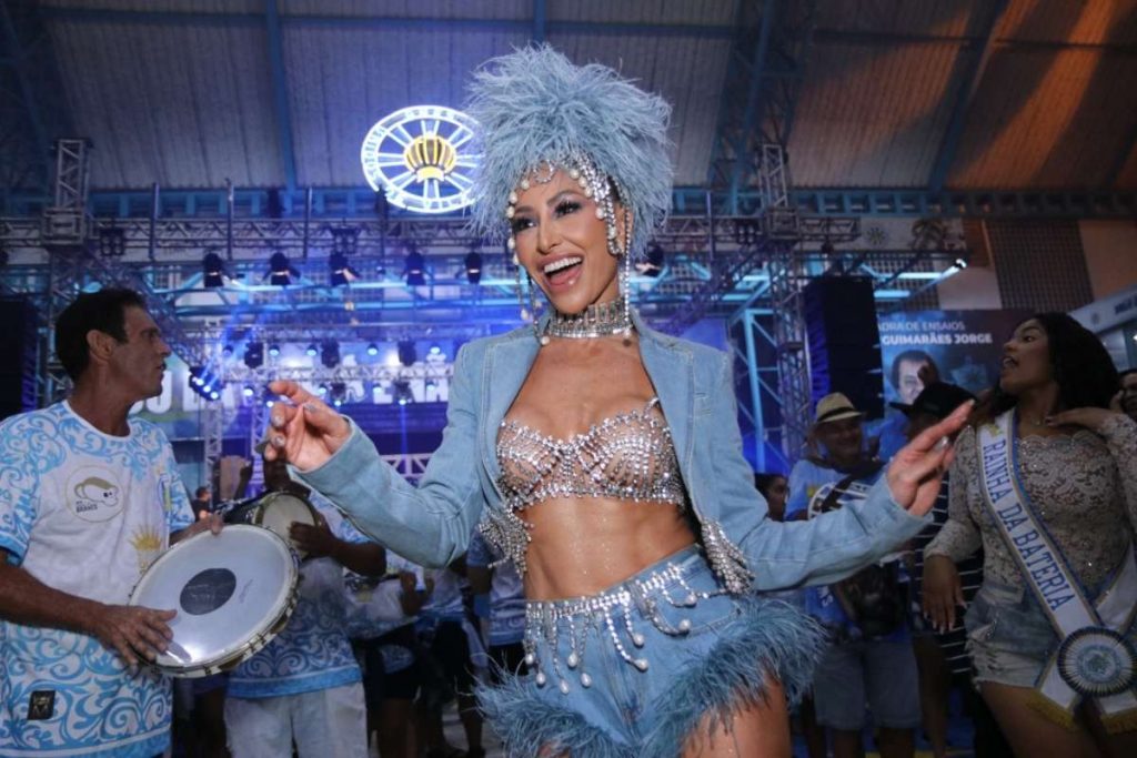 Sabrina Sato brilha no último ensaio da Vila Isabel antes do desfile