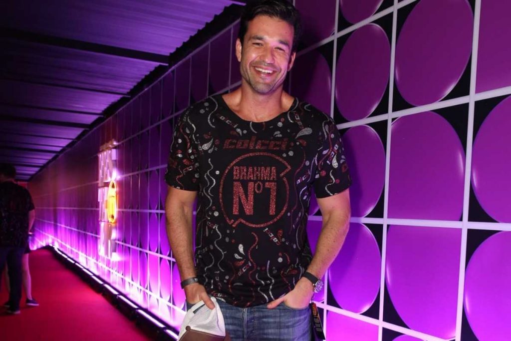 sergio marone curtindo camarote nº 1 da brahma na sapucaí