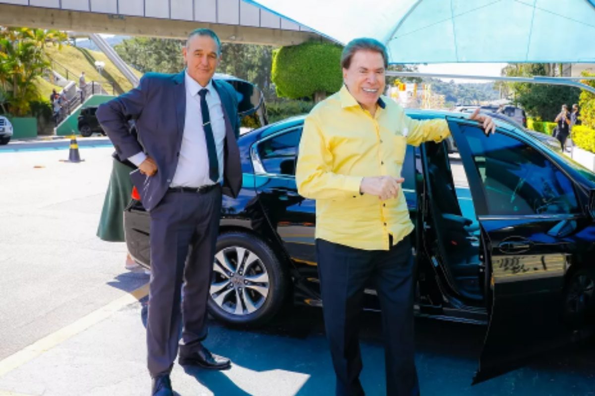 Silvio Santos retornando ao SBT com visual renovado e camisa amarela