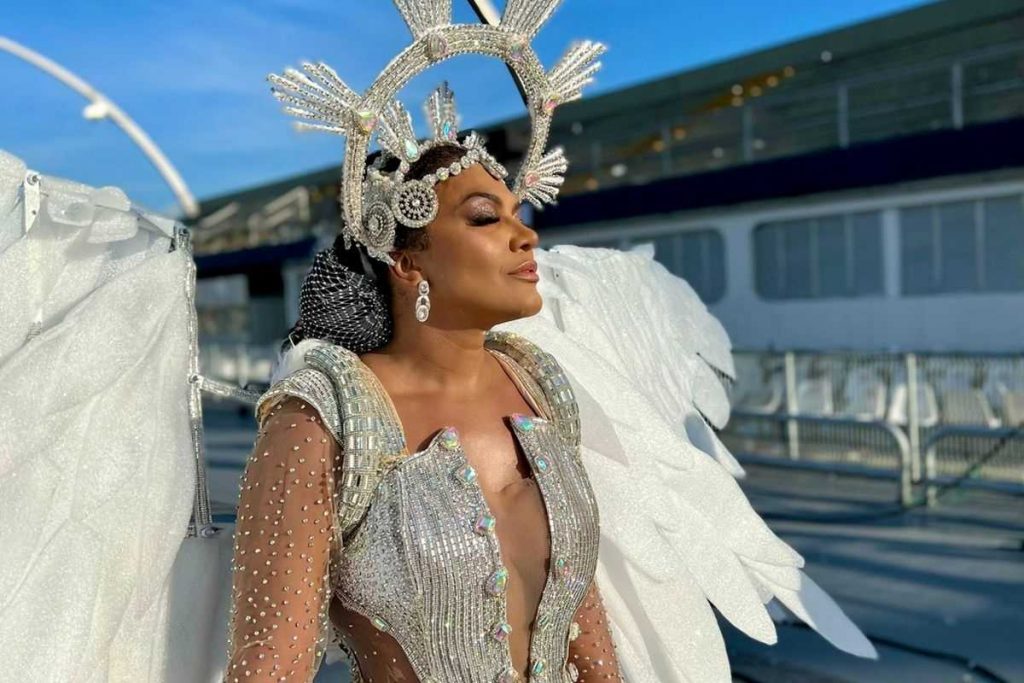 simone sampaio desfilando de anjo para dragões da real