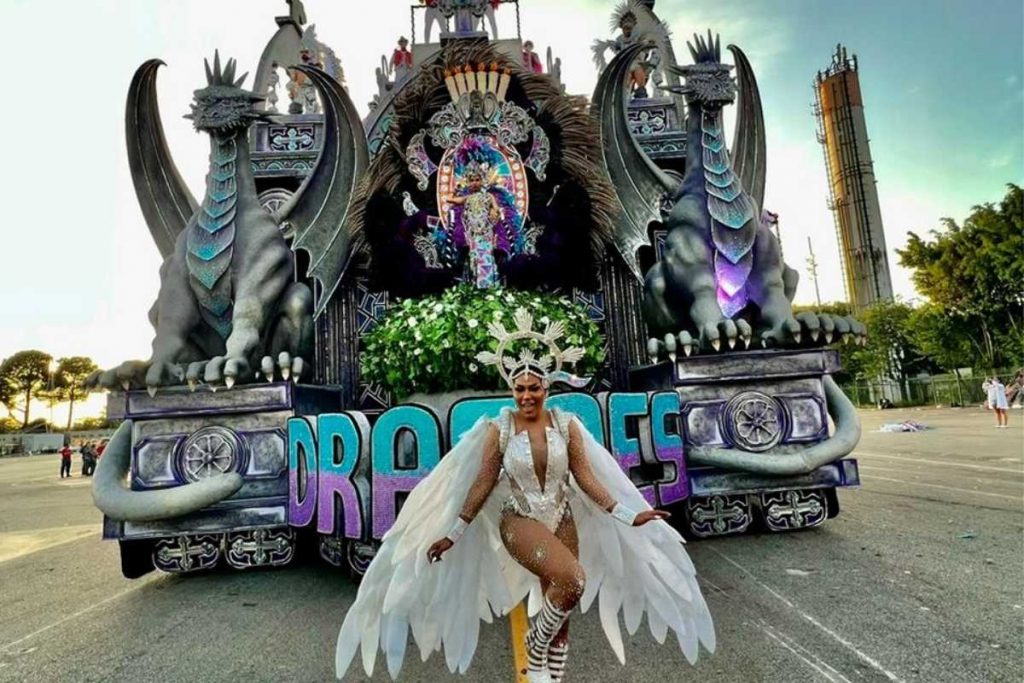 simone sampaio desfilando de anjo para dragões da real