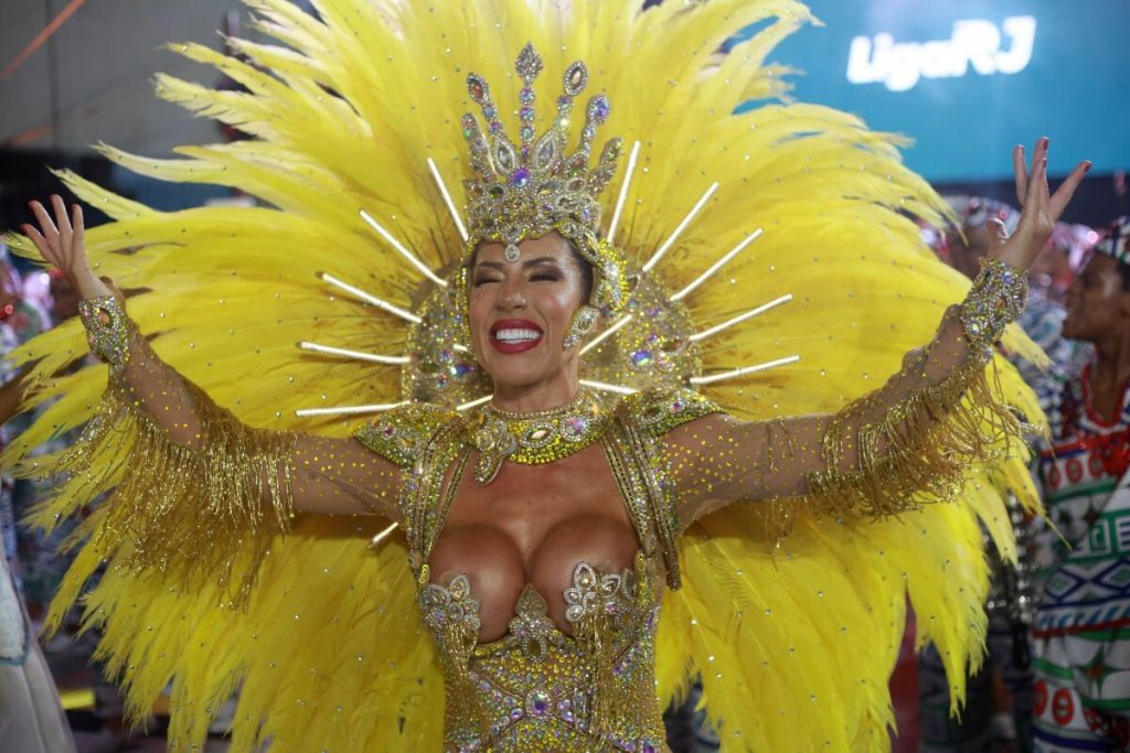 Tati Minerato exibe fantasia riquíssima na Porto da Pedra