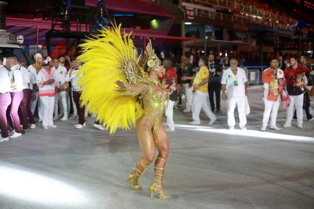 Tati Minerato exibe fantasia riquíssima na Porto da Pedra