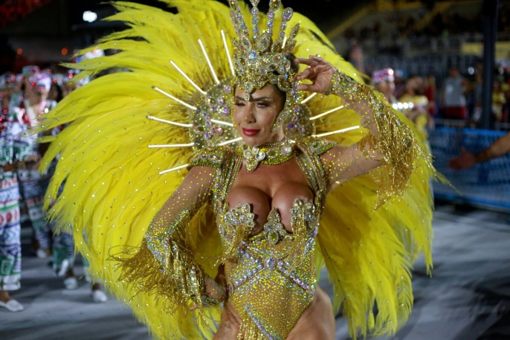 Tati Minerato exibe fantasia riquíssima na Porto da Pedra