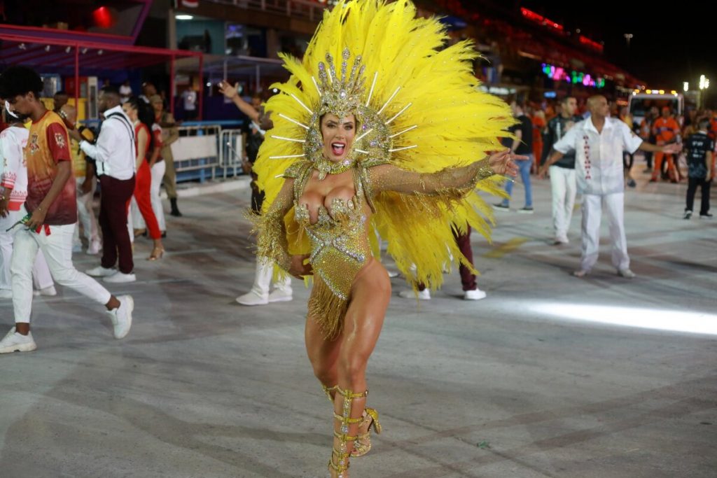 Tati Minerato exibe fantasia riquíssima na Porto da Pedra