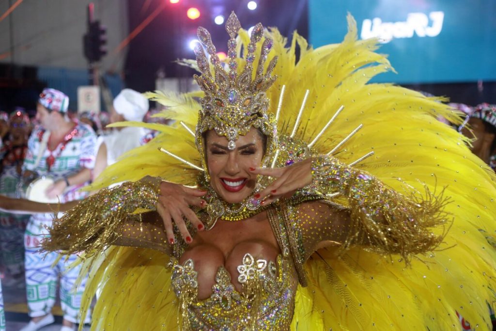 Tati Minerato exibe fantasia riquíssima na Porto da Pedra