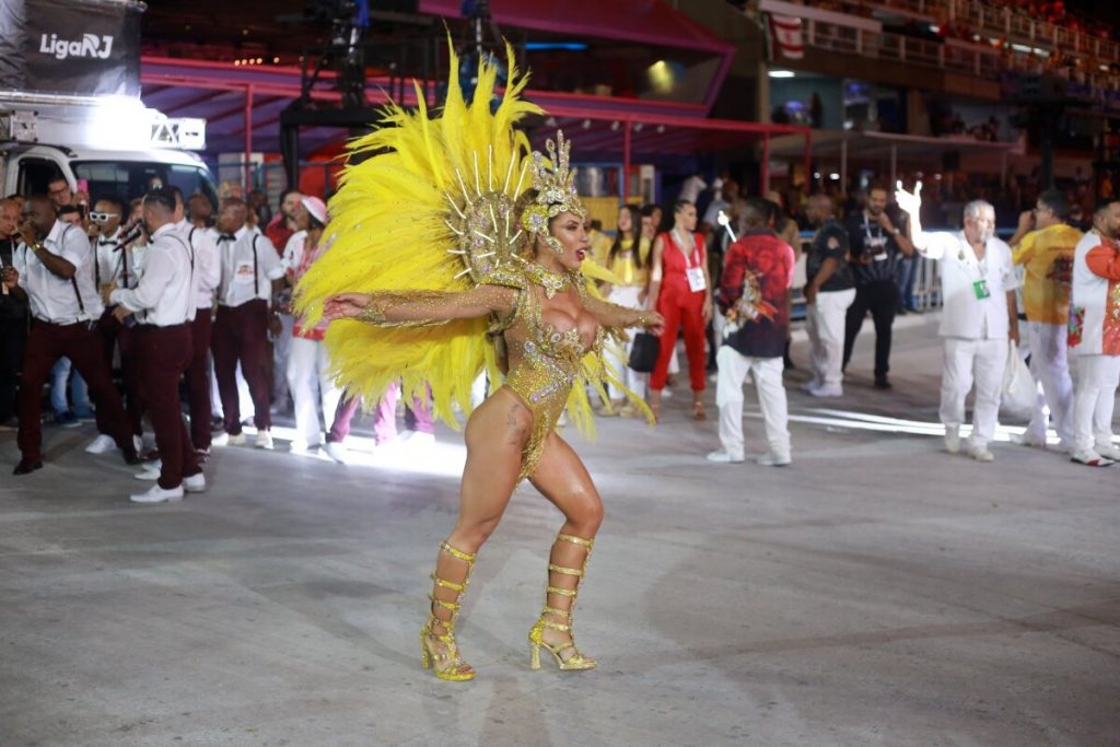 Tati Minerato exibe fantasia riquíssima na Porto da Pedra