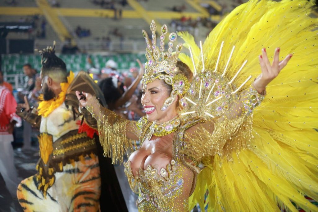 Tati Minerato exibe fantasia riquíssima na Porto da Pedra