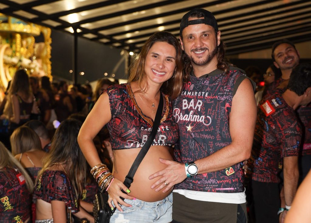 Tato, do Falamansa, e esposa no Desfile das Campeãs de SP