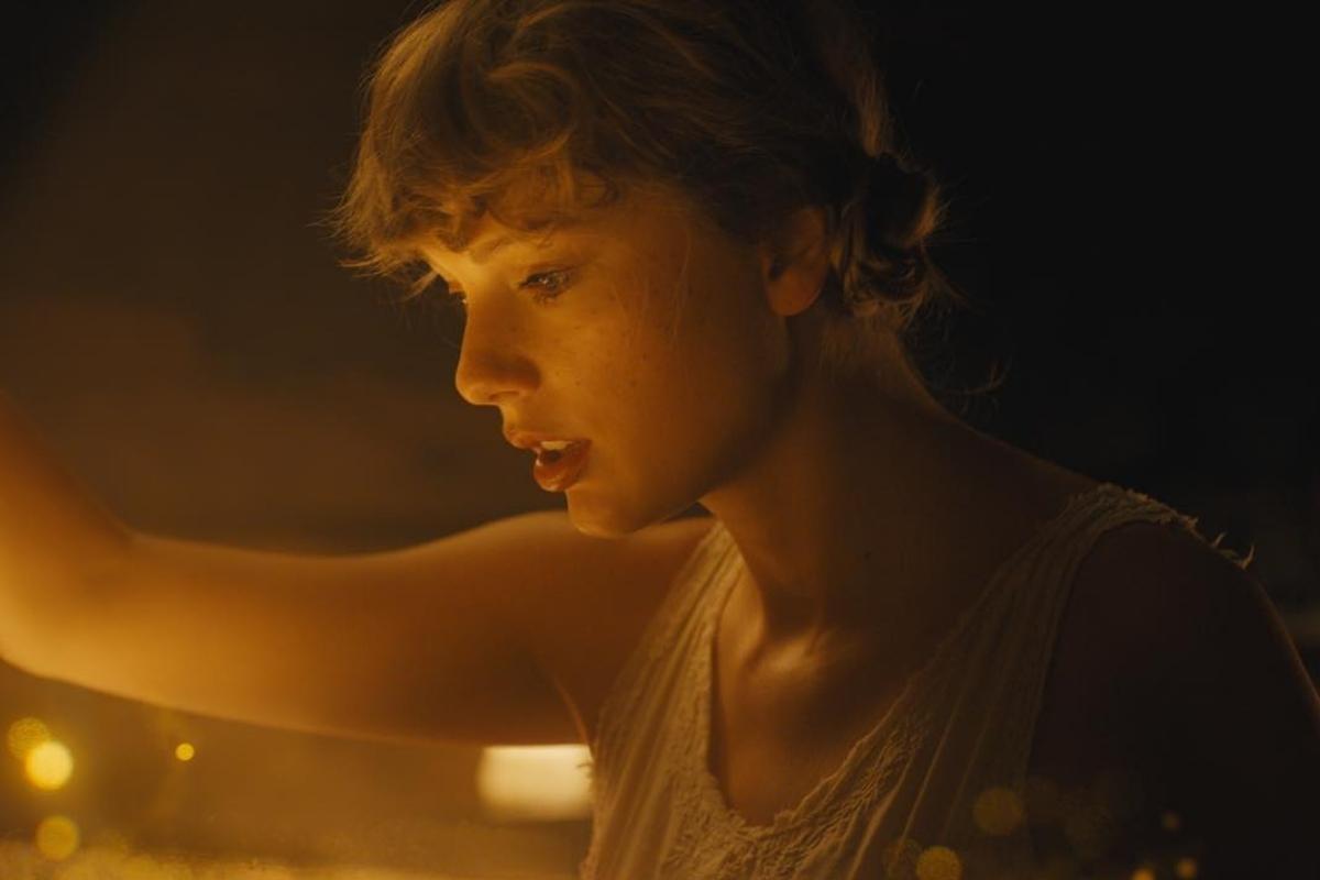Taylor Swift em trecho de vídeo da música "Cardigan"