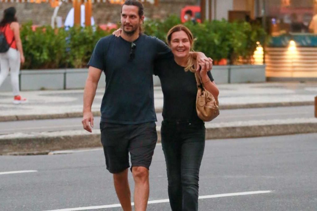 adriana esteves e vladimir brichta caminhando na orla da praia do rio de janeiro