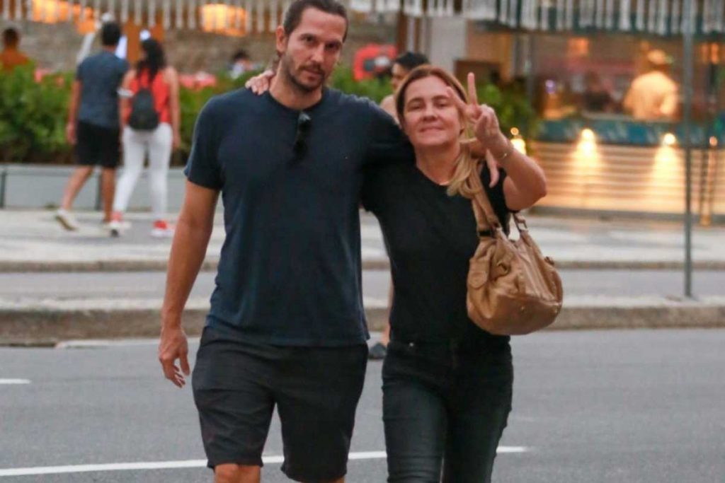 adriana esteves e vladimir brichta caminhando na orla da praia do rio de janeiro