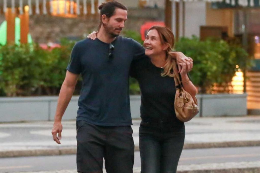 adriana esteves e vladimir brichta caminhando na orla da praia do rio de janeiro