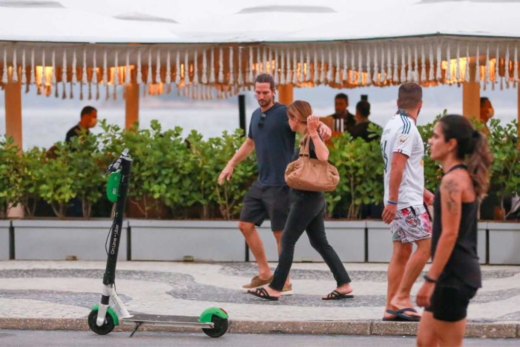 adriana esteves e vladimir brichta caminhando na orla da praia do rio de janeiro