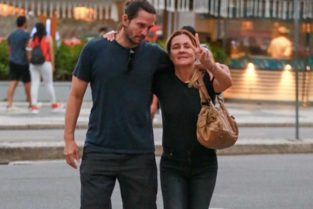 adriana esteves e vladimir brichta caminhando na orla da praia do rio de janeiro