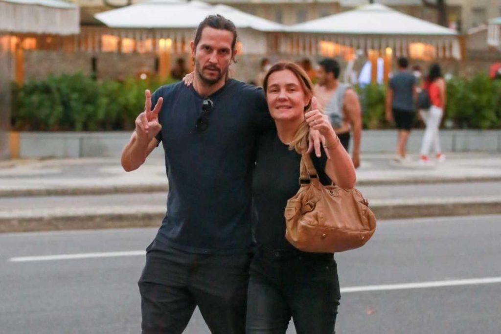 adriana esteves e vladimir brichta caminhando na orla da praia do rio de janeiro