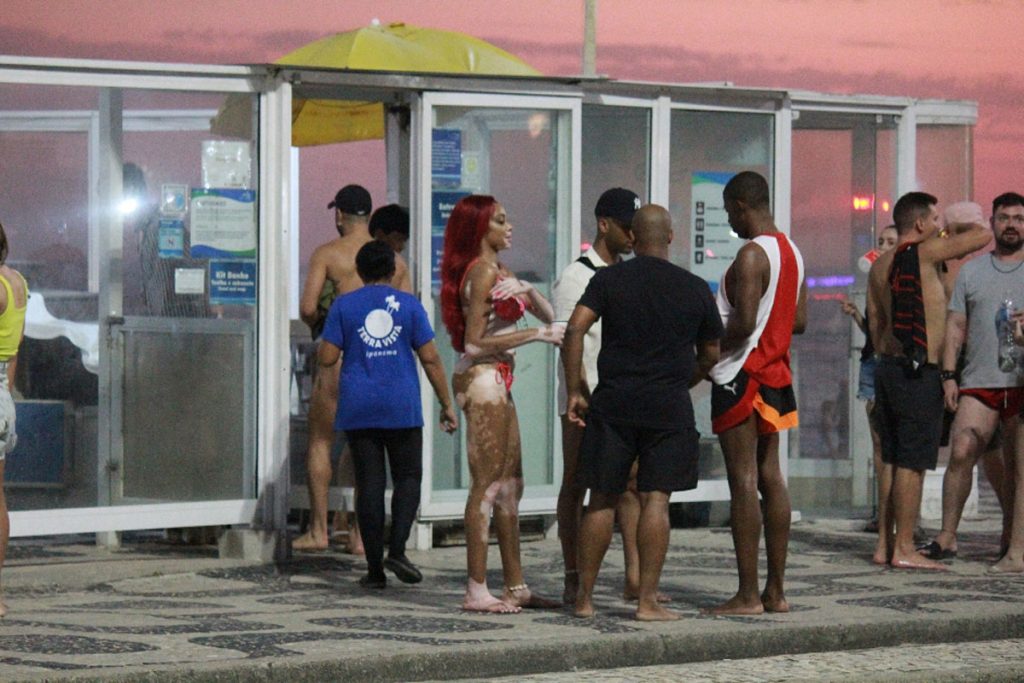 Winnie Harlow na Praia de Ipanema, no Rio de Janeiro, durante Carnaval
