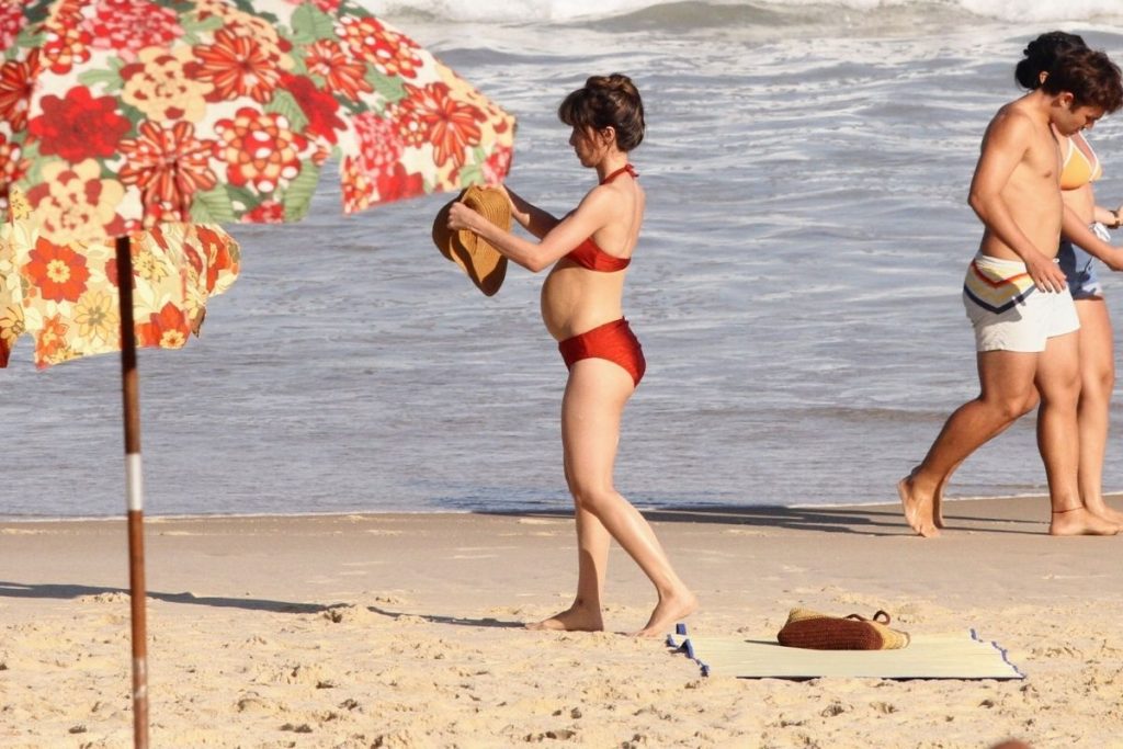 Marjorie Estiano gravando na praia de Ipanema com barriga de grávida