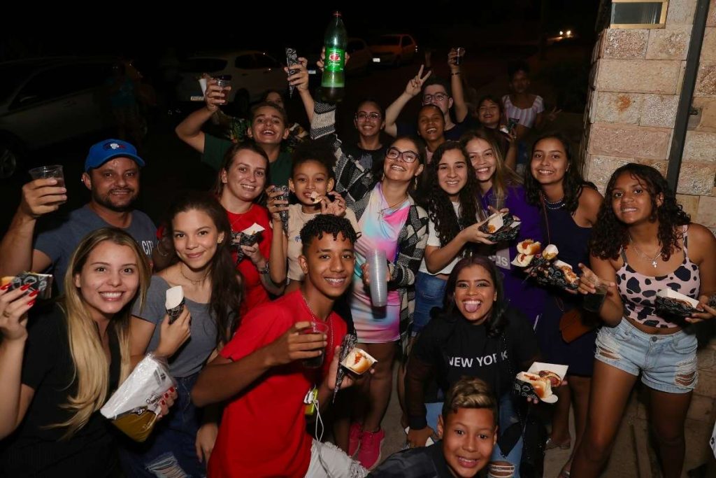 Virgínia e Zé Felipe mandaram quitutes da festa para fãs que estavam na porta do evento