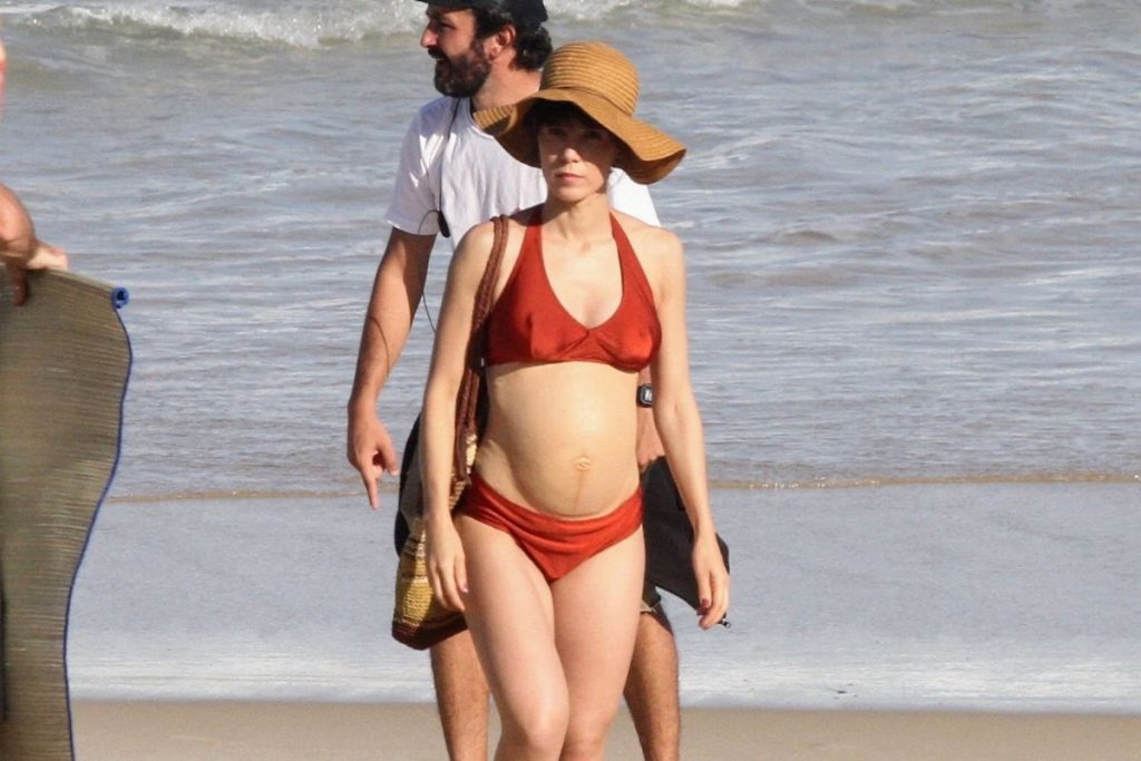 Marjorie Estiano gravando na praia de Ipanema com barriga de grávida