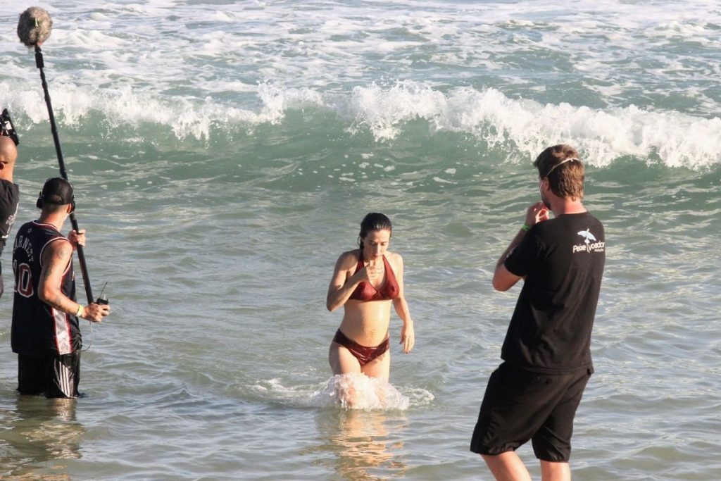 Marjorie Estiano gravando na praia de Ipanema com barriga de grávida