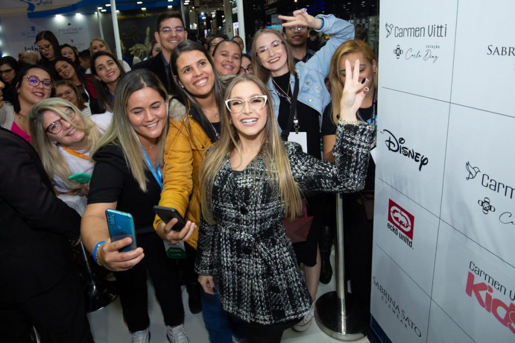 Carla Diaz em feira