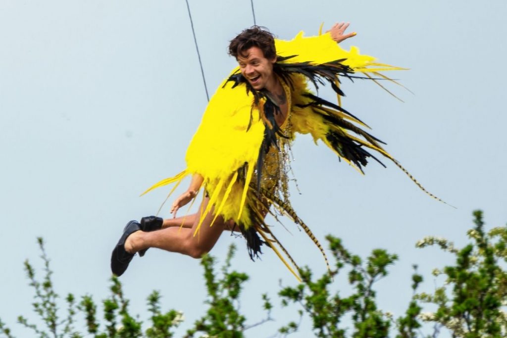 Harry Styles sobrevoa o Reino Unido vestido de canário