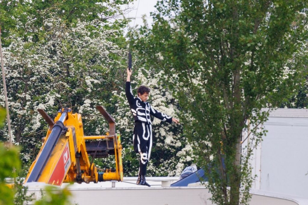 Harry Styles também atacou de artista de circo e andou sobre uma corda bambaa