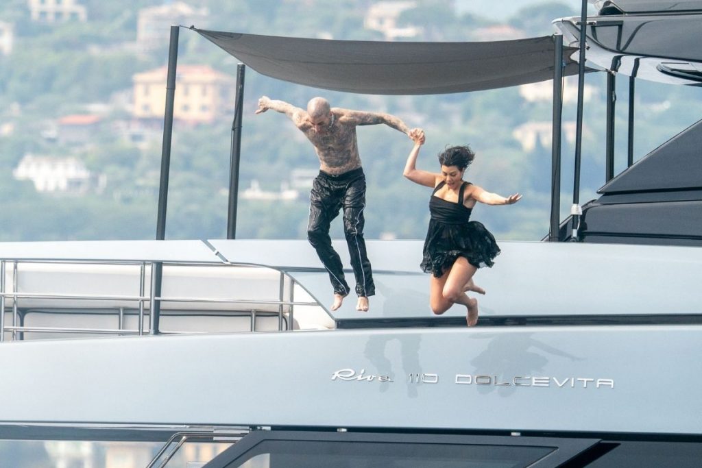 Kourtney Kardashian e Travis Barker saltam de iate juntos após casamento luxuoso