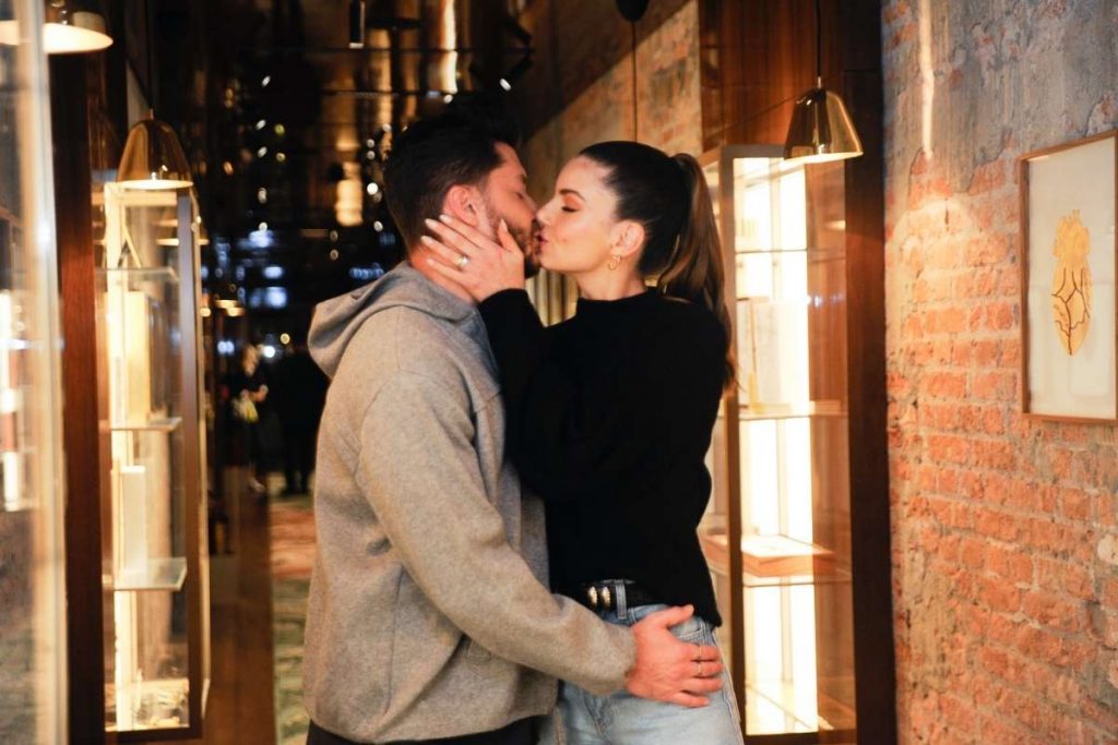 Klebber Toledo e Camila Queiróz marcam presença em evento de grife. Foto: Eduardo Martins/AgNews